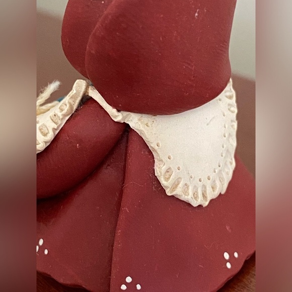 Small Clay Woman in Bonnet Sewing a Quilt - Crafting - Picture 7 of 11